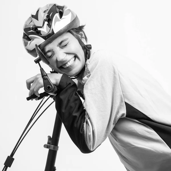 Uśmiechnięta Kobieta Rowerzystka Kasku Technicznym Odizolowana Jasnym Tle Czarno Biała — Zdjęcie stockowe