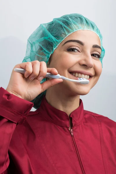 Dentysta Zielonej Czapce Głowie Czerwonym Płaszczu Pokazuje Nam Jak Myć — Zdjęcie stockowe