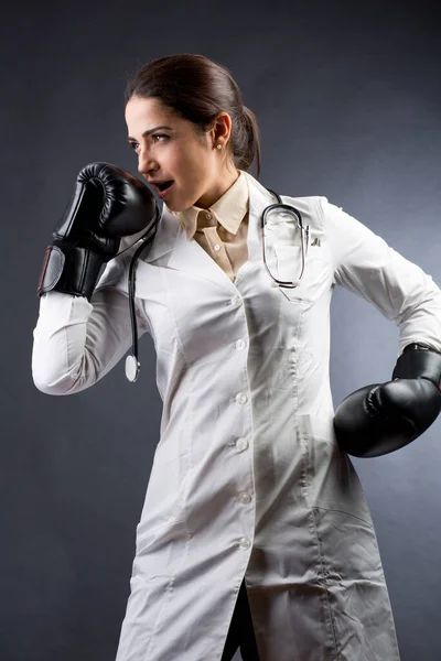 Ärztin Weißem Mantel Und Boxhandschuhen Und Bereit Für Konfrontation Und — Stockfoto