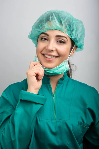 Medico Femminile Con Cappuccio Verde Cappotto Verde Sorridente Positivo Mentre — Foto Stock