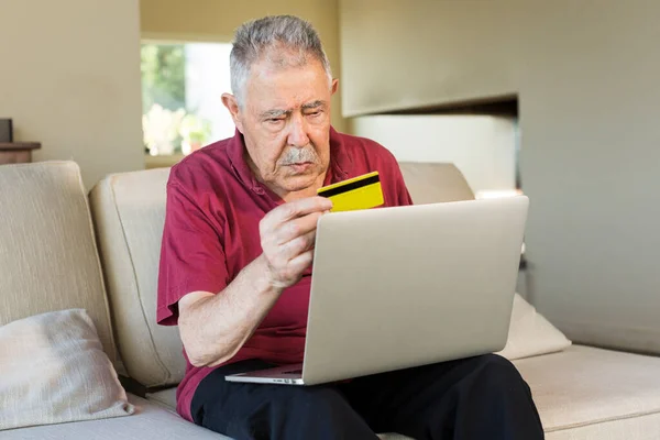 Senior Benutzte Laptop Und Handy — Stockfoto