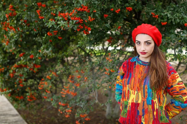 Retrato Menina Branca Bonita Com Suéter Colorido Fone Ouvido Vermelho — Fotografia de Stock