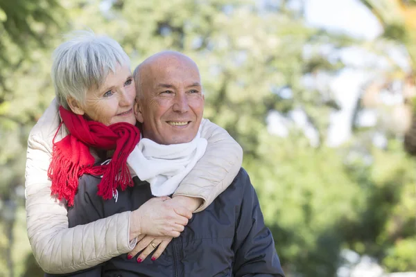 公園での幸せな老夫婦の肖像画 — ストック写真