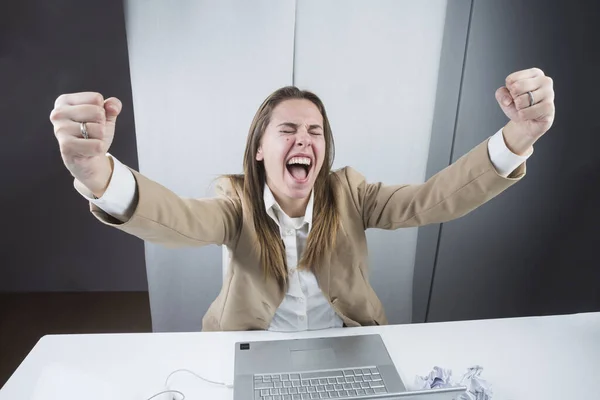 Elegantly Dressed Blonde Girl Sitting Her Workplace Exults Results Achieved — Stock Photo, Image