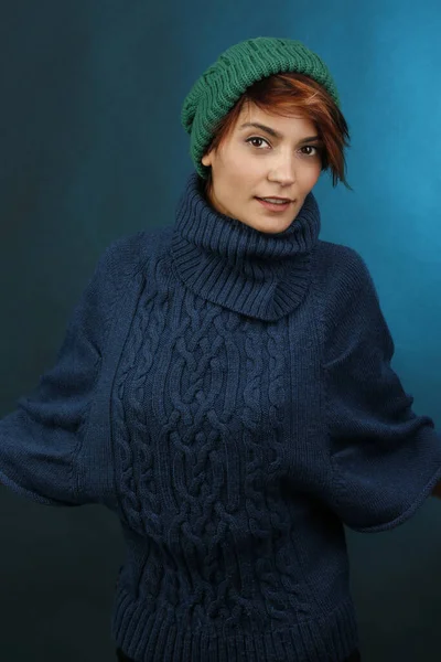 녹음실에서 포즈를 취하는 스웨터를 — 스톡 사진