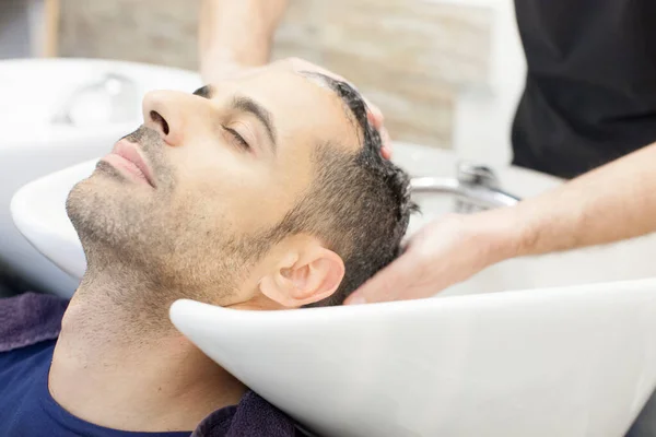 Muž Masíruje Vlasy Během Šamponu Kadeřnickém Salónu — Stock fotografie