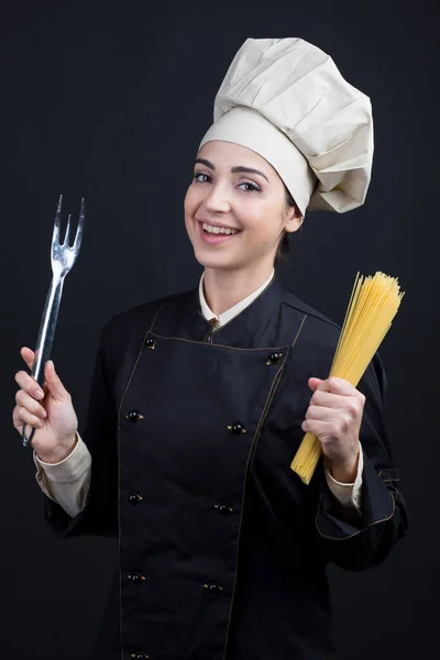 Mujer Cocinera Sobre Fondo Negro Con Cubiertos Pasta Mano — Foto de Stock