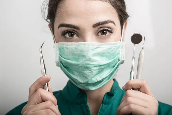 Primer Plano Extremo Dentista Con Una Máscara Abrigo Verde Que —  Fotos de Stock