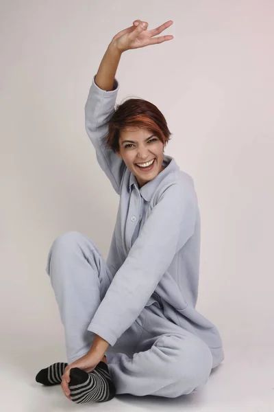 Niña Pijama Sonríe Sentada Suelo Aislada Sobre Fondo Blanco — Foto de Stock