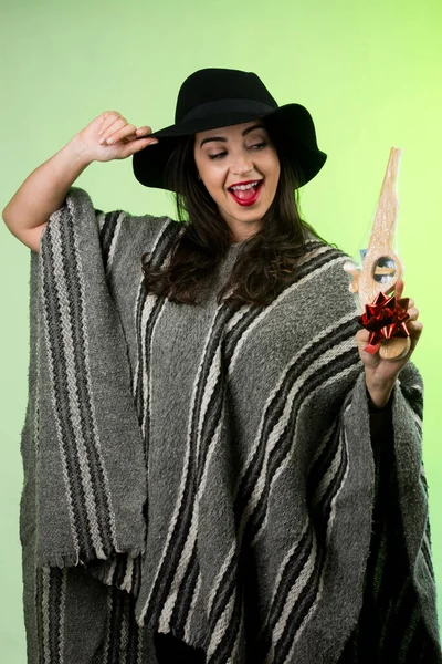 Девушка Мексиканском Пончо Черной Шляпе Весело Играет Деревянным Пистолетом Изолированные — стоковое фото