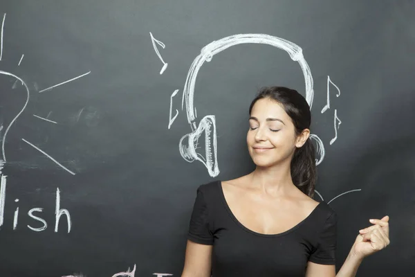 Jong Mooi Meisje Simuleert Luisteren Naar Een Stuk Muziek Met — Stockfoto
