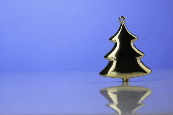 Χρυσό Χρώμα Μινιατούρα Χριστουγεννιάτικο Δέντρο Που Αντανακλά Στην Επιφάνεια Γαλάζιο — Φωτογραφία Αρχείου