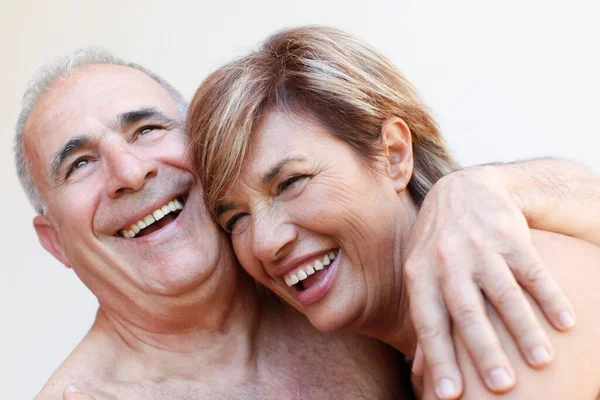 幸せなシニアカップルの肖像画 — ストック写真