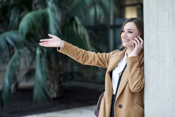 Mobil Telefonda Konuşurken Gülümseyen Kadını — Stok fotoğraf