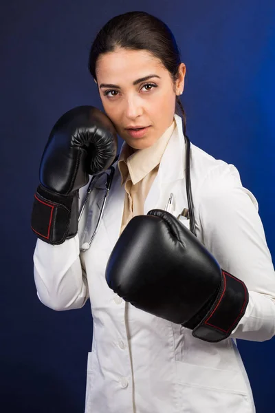 Vrouwelijke Arts Laboratoriumjas Met Bokshandschoenen Hand Verklaart Oorlog Aan Ziekte — Stockfoto