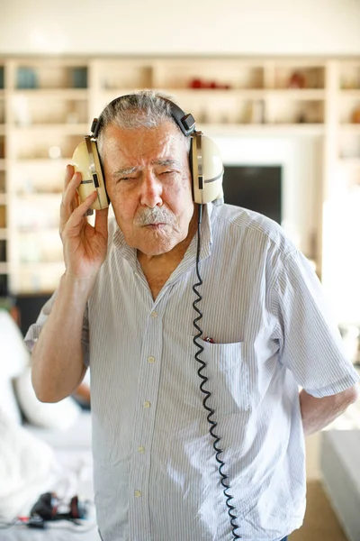 Älterer Mann Hört Musik — Stockfoto