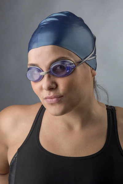 Jong Blank Meisje Met Zwart Zwempak Blauwe Pet Zwembril Ziet — Stockfoto