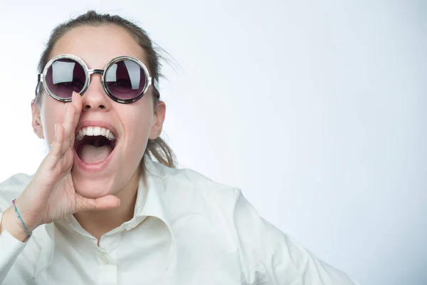 Mädchen Mit Moderner Sonnenbrille Schreit Glücklich Isoliert Auf Weißem Hintergrund — Stockfoto