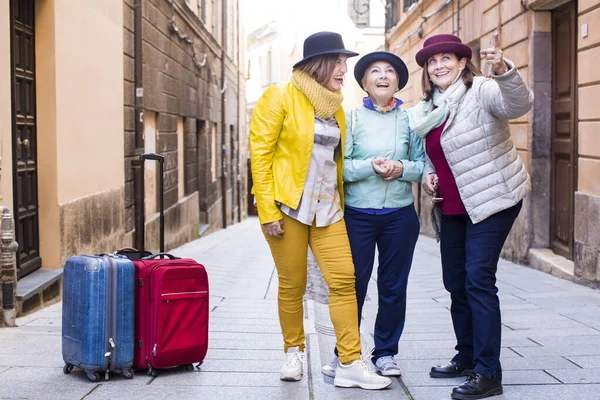 Elderly Tourists Hats Colored Clothes Having Fun City Suitcases — Stock Photo, Image