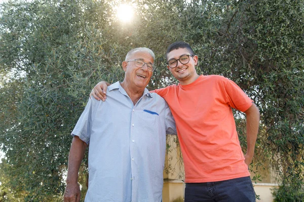 Glücklich Lächelnder Großvater Und Enkel Umarmen Sich Einer Natürlichen Umgebung — Stockfoto
