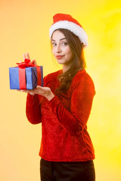 Молодая Брюнетка Одета Красное Шляпой Санты Держа Руке Подарочную Коробку — стоковое фото