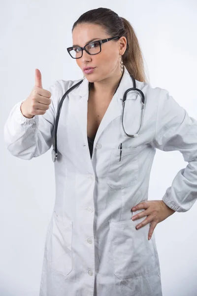 Medico Donna Bionda Con Occhiali Capelli Raccolti Segno Con Pollice — Foto Stock