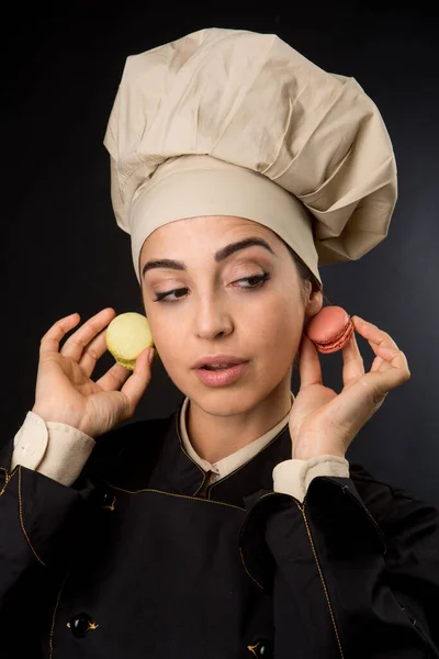 Chef Mujer Juega Juguetonamente Con Macarons Pretendiendo Que Son Pendientes — Foto de Stock