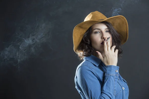 Ragazza Bruna Con Camicia Jeans Cappello Cowboy Fuma Una Sigaretta — Foto Stock