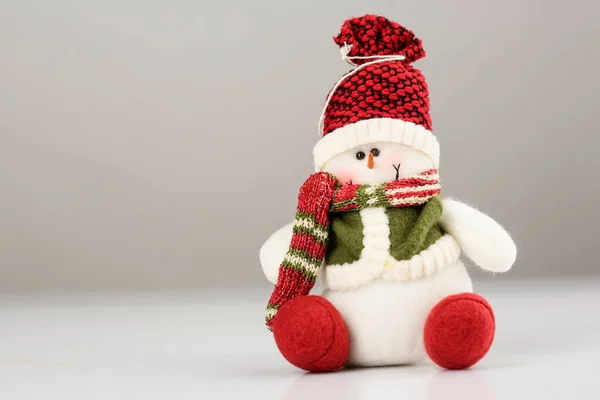 Schneemann Mit Weihnachtsmütze Auf Grauem Hintergrund — Stockfoto