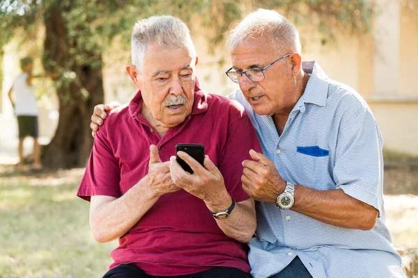Alte Männer Mit Smartphone — Stockfoto