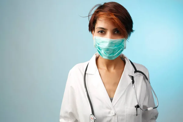 Medico Donna Con Maschera Chirurgica Isolato Sfondo Azzurro — Foto Stock