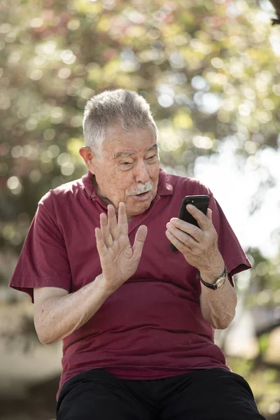 Vieil Homme Asiatique Utilisant Smartphone Dans Jardin — Photo