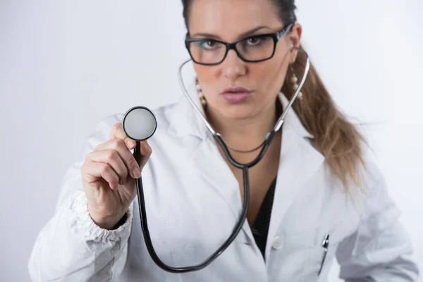Medico Donna Bionda Con Occhiali Capelli Raccolti Cappotto Bianco Tiene — Foto Stock
