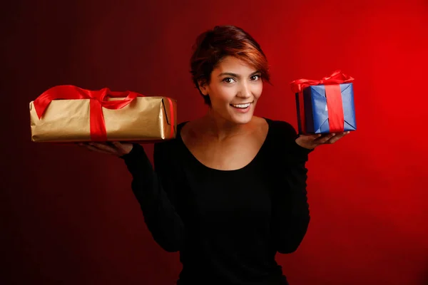 Mooi Meisje Met Zwart Shirt Blij Twee Cadeautjes Worden Uitgepakt — Stockfoto