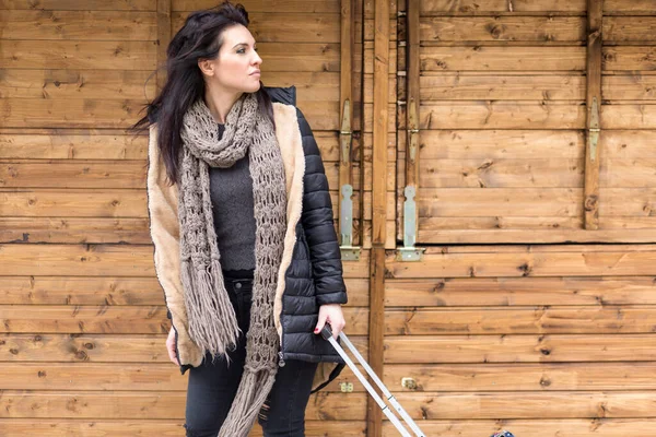 Tourist Winterkleidung Sitzt Auf Koffern Vor Einem Holzkiosk Auf Einem — Stockfoto