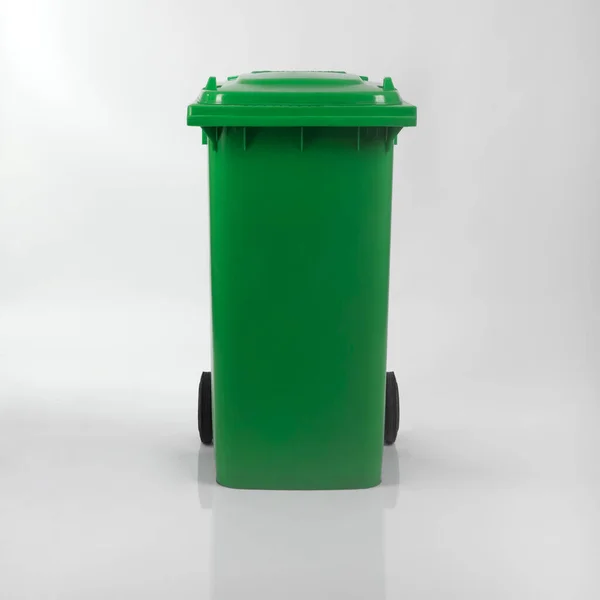 Grön Plast Papperskorgen Vit Bakgrund — Stockfoto