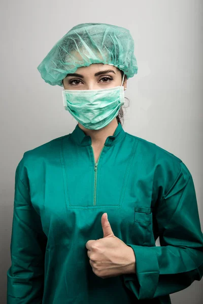 Docteur Avec Chapeau Masque Vert Isolé Sur Fond Blanc — Photo