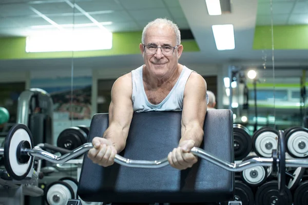 Senior Man Som Tränar Gym — Stockfoto