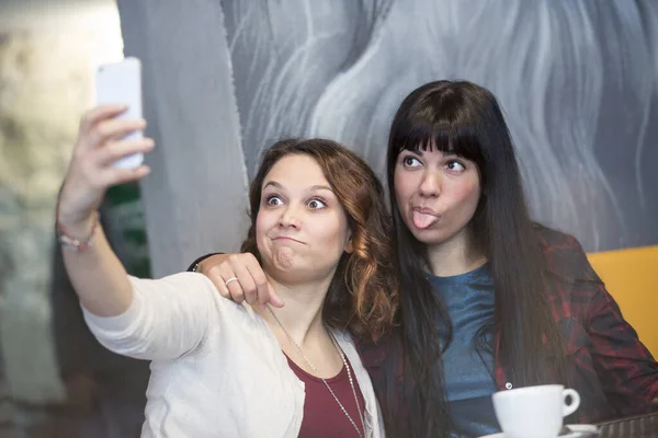 Piękne Kobiety Robiące Selfie Kawiarni Przyjaciele Dobrze Się Bawią — Zdjęcie stockowe