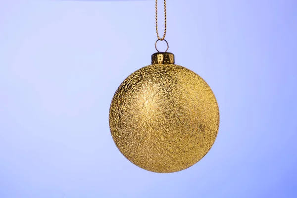 Κρεμαστά Χρυσά Χρωματιστά Χριστούγεννα Μπάλα Ένα Γαλάζιο Φόντο — Φωτογραφία Αρχείου