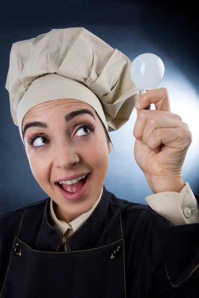 Chef Mujer Uniforme Chef Tiene Una Bombilla Mano Para Significar — Foto de Stock