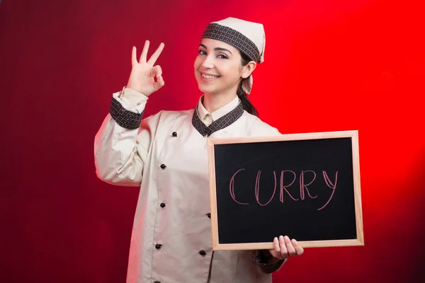 厨师拿着写有 字样的黑板 在上面用红色背景隔开 做一个确定的标志 — 图库照片