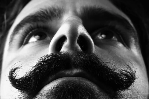 Mężczyzna Wąsami Kierownicy Długimi Włosami Wygląda Poważnie — Zdjęcie stockowe