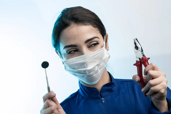 Žena Zubařka Chirurgickou Maskou Modrým Kabátem Ukazuje Pracovní Nástroje Jedné — Stock fotografie