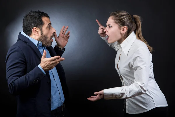 Paar Argumenteert Het Meisje Beschuldigt Jongen Door Wijzen Haar Vinger — Stockfoto