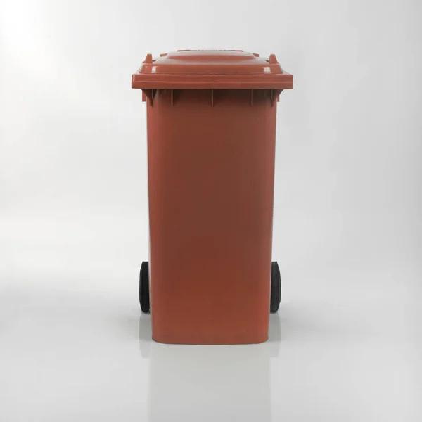 白い背景に隔離された赤いゴミ容器 — ストック写真