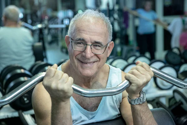 Yaşlı Adam Spor Salonunda Egzersiz Yapıyor — Stok fotoğraf