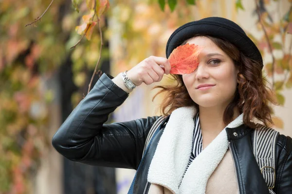 Молодая Женщина Осенним Листом Руке — стоковое фото
