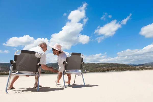 Couple Deckchairs Beach — Stock Photo, Image