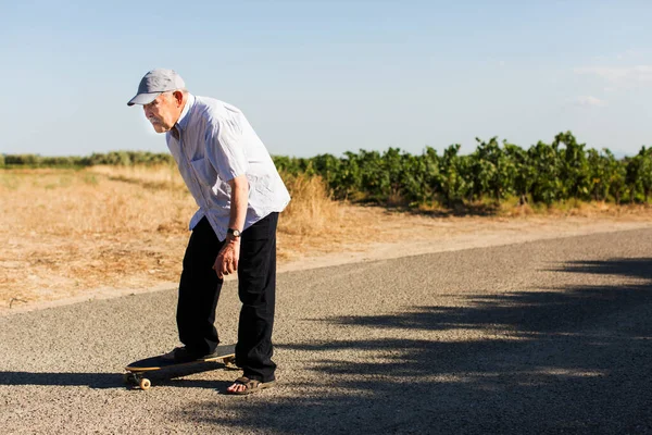 Starší Muž Skateboardu — Stock fotografie